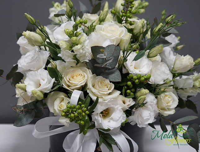 Cutie cu trandafiri albi si eustoma "Visul secret" foto